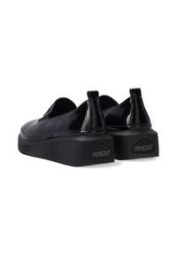 Černé lakované kožené slip-on boty s tlustou, vroubkovanou gumovou podrážkou. Zadní část má poutko a značku VENEZIA na patě.