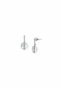 Boucles d'oreilles pendantes en métal argenté featuring des pendentifs octogonaux avec une surface lisse et des accents en cristal le long de la barre verticale.