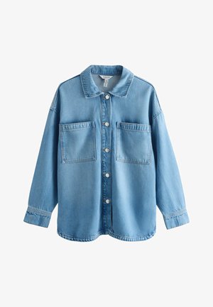 Jasnoniebieska koszula dżinsowa na guziki z dwoma dużymi przednimi kieszeniami, długimi rękawami i klasycznym kołnierzykiem na białym tle.