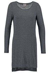Abito in jersey grigio a maniche lunghe con scollatura a barca, texture morbida e taglio dritto, caratterizzato da un orlo posteriore leggermente più lungo.
