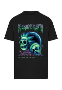 Sort bomulds T-shirt med grafik af grønne og blå knogler, en stiliseret krone og tekst, med et retro gitter baggrundsdesign.