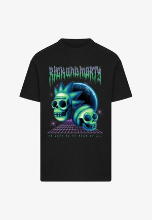 Zwarte katoenen t-shirt met een grafiek van groene en blauwe schedels, een gestileerde kroon en tekst, met een retro rasterachtergrondontwerp.