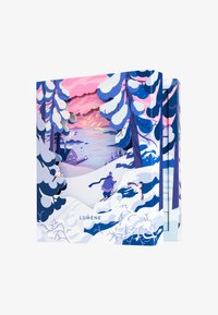 Un emballage de produit illustré présentant un paysage d'hiver avec des arbres recouverts de neige, un ciel au coucher de soleil dans des teintes de rose et de bleu, et un petit chalet.