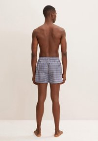 Heren zwemshorts in marineblauw met een wit en lichtblauw geruit patroon. Elastische tailleband, boven de knie, lichtgewicht stof.