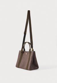 Καφέ υφασμάτινη τσάντα χειρός με κάθετες ρίγες, διπλές λαβές από πάνω και ρυθμιζόμενος μακρύ ιμάντας για τον ώμο, σε λευκό φόντο.