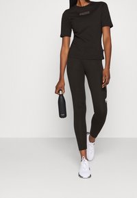 Puma T-shirt med print - black