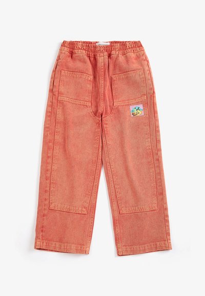 Pantalon pour enfants rose corail avec taille élastique, deux grandes poches plaquées à l'avant et un petit patch coloré sur la poche droite.