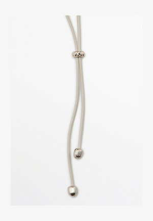 Lederschnur mit silberfarbenen Metallakzenten, mit einer zentralen Perle und zwei konisch zulaufenden Enden. Die Schnur ist glatt und hell gefärbt.