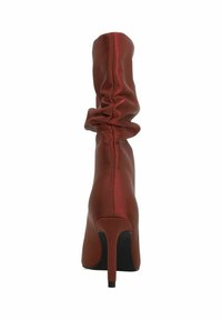 Rode slouchy kniehoog laars van synthetisch materiaal met een spitse neus en hoge stiletto hak. Gladde textuur en minimalistische stikseldetails.