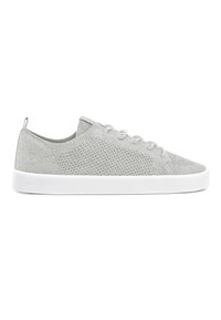 Szare, dziane sneakersy z fakturowaną cholewą, sześcioma oczkami na sznurowadła oraz białą gumową podeszwą. Minimalistyczny design, wszechstronny do codziennego noszenia.