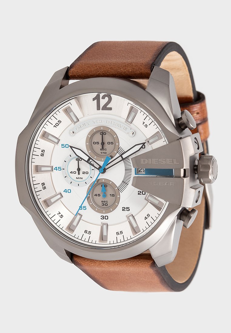 Montre en métal argenté avec un large cadran blanc, un bracelet en cuir marron, trois sous-cadrans et une couronne proéminente. Caractéristiques de grands marqueurs d'heure.