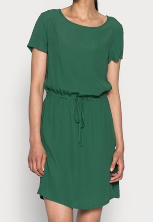 Grünes, kurzärmeliges Kleid aus leichtem Stoff. Verfügt über einen elastischen Bund mit Kordelzug und fällt knapp über das Knie.