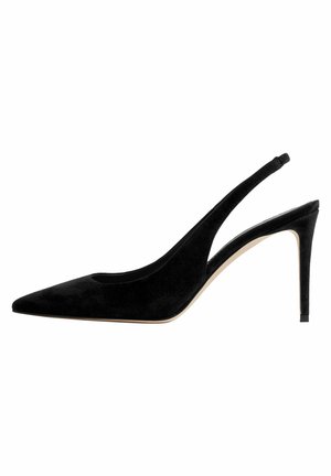 Zwarte suede slingback pump met een spitse neus, slanke stilettohak en een uitsnede aan de zijkant. Gladde textuur met een strakke vormgeving.