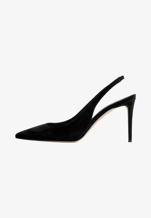 Czarne zamszowe półbuty na obcasie z odkrytym piętą, o spiczastym nosie, smukłym obcasie stiletto oraz wycięciu z boku. Gładka tekstura i elegancki design.