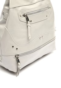 Mochila gris claro fabricada con material sintético, con múltiples bolsillos con cremallera, acentos texturizados y herrajes decorativos.