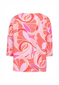 Bluse mit floralen Mustern in Koralle- und Rosatönen. Sie hat einen lockeren Schnitt, dreiviertellange Ärmel und einen runden Halsauschnitt. Glatter Stoff.