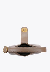 Borsa a tracolla in pelle beige con chiusura a zip, manico piatto e una finitura in metallo dorato sul sopra. Interno testurizzato.