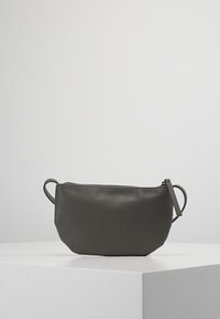 Borsa a pochette in pelle grigia con chiusura a zip, due manici laterali e una texture liscia, caratterizzata da una forma arrotondata e un design minimalista.