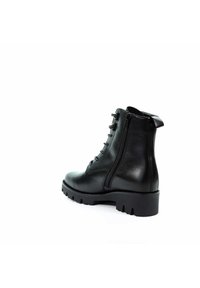 Czarne skórzane botki na kostkę z okrągłym noskiem, sznurowanym przodem i bocznym zamkiem błyskawicznym. Posiadają masywną gumową podeszwę z rowkami dla lepszej przyczepności.