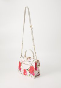 Sac à main fleuri avec une base blanche, orné de roses roses et rouges. Design structuré, poignée supérieure et chaîne réglable. Accents en matériel doré.