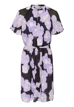 Czarna i liliowa sukienka w kwiaty z plisami, krótkimi rękawami i związanym w talii paskiem. Posiada okrągły dekolt i zwiewną sylwetkę.