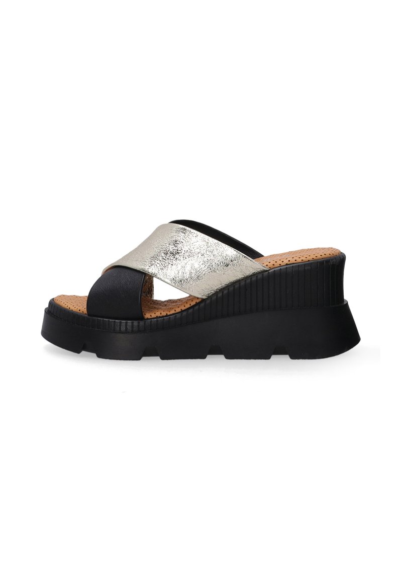Zwarte en metallic zilveren wedge sandaal met een kruisbandontwerp, textuurkurken binnenzool en een dikke geribbelde zool.