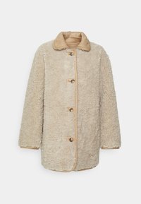 Manteau en shearling beige clair à la texture douce, doté d'un col, de six boutons et de finitions sur les bords.