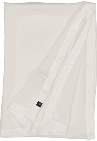 Tissu blanc transparent avec une texture lisse, bordé d'un ruban semblable à de la satin. Présente une petite étiquette noire dans un coin.