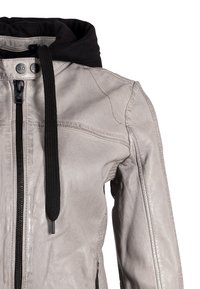 Giubbotto in pelle grigio chiaro con cappuccio nero. Presenta una cerniera frontale, due tasche laterali e una finitura testurizzata. Cuciture decorative visibili.