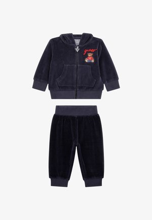Navy Velours-Trainingsanzug mit einer Kapuzenzipjacke mit Fronttaschen und gesticktem Bärendetail, kombiniert mit Hosen mit elastischem Bund.