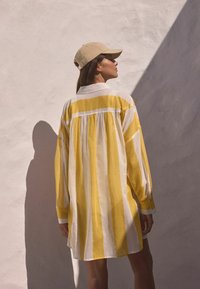 Next COVER-UP REGULAR FIT - Dodaci za plažu - yellow white stripe