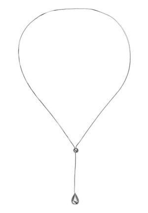 Collana d'argento con una catena sottile, caratterizzata da una perla rotonda e un ciondolo a goccia appesi al centro. Texture liscia e design minimale.