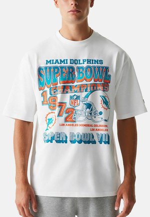 Camiseta blanca de algodón con un diseño gráfico que presenta texto en azul y naranja, que representa a los campeones del Super Bowl VII de los Miami Dolphins, incluye gráficos de cascos.