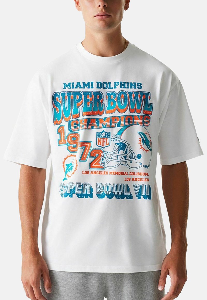 Camiseta blanca de algodón con un diseño gráfico que presenta texto en azul y naranja, que representa a los campeones del Super Bowl VII de los Miami Dolphins, incluye gráficos de cascos.