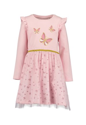 Pink langærmet kjole med flæser på skuldrene, tre store sommerfugleprint på brystet, gylden taljekant og et skørt mønstret med små sommerfugle.