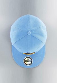 Vaaleansininen baseball-lippalakki, jossa on kaareva lippa, teksturoitu kangas, kuusipaneelinen rakenne ja pyöreä nappi ylhäällä. Etupuolella on logopainatus.