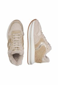 Beige suède sneakers met een voering van bont, gestructureerde accenten, een witte tussenzool en een bruine rubberen buitenzool, met metallic details aan de zijkant.