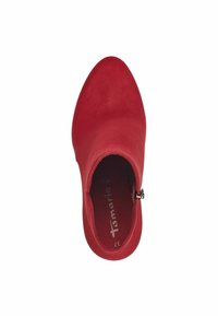 Stivale alla caviglia in suede rosso con punta a forbice, chiusura con zip sul lato e fodera interna testurizzata. Presenta una finitura liscia e opaca.