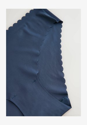 Lenjerie fără cusături de culoare bleumarin, cu margini ondulate, așezată plat pe o suprafață deschisă, evidențiind materialul neted și detaliile fine ale cusăturii.