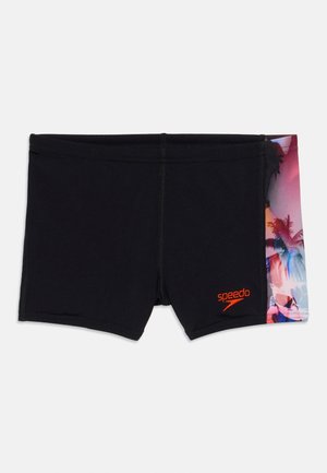 Čierne plavky s farebným vzorovaným bočným panelom, elastickým pásom, plochými švami a oranžovým logom Speedo na prednej strane.