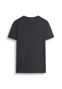 Camiseta de color gris oscuro con mangas cortas y cuello redondo. Sutiles acentos rojos en los dobladillos de las mangas. Tela suave y sólida sin patrones visibles.
