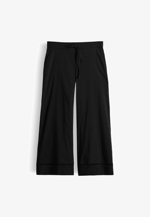 Zwarte wijde broek met elastische tailleband met trekkoord en gestikte zomen, plat weergegeven tegen een witte achtergrond.