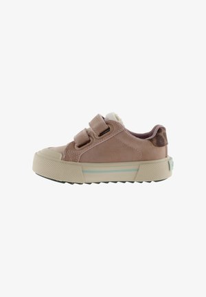 Scarpa da ginnastica bassa per bambini in marrone chiaro con doppie fascette in velcro, suola beige spessa e collo imbottito.