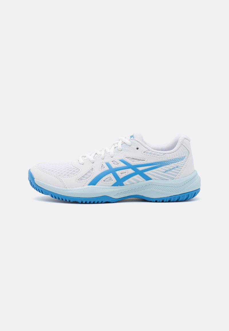 Shoe atlético branco com acentos azuis. Apresenta um cabedal em malha respirável, sola texturizada e um design curvado com áreas do bico e do calcanhar reforçadas.