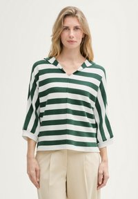Pull vert et blanc à rayures, col en V, à manches trois-quarts et coupe décontractée, fabriqué à partir d'un tissu doux et texturé.