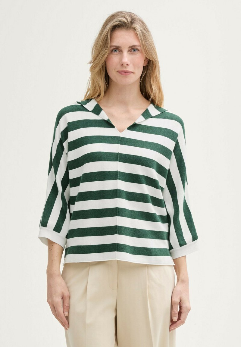 Pull vert et blanc à rayures, col en V, à manches trois-quarts et coupe décontractée, fabriqué à partir d'un tissu doux et texturé.