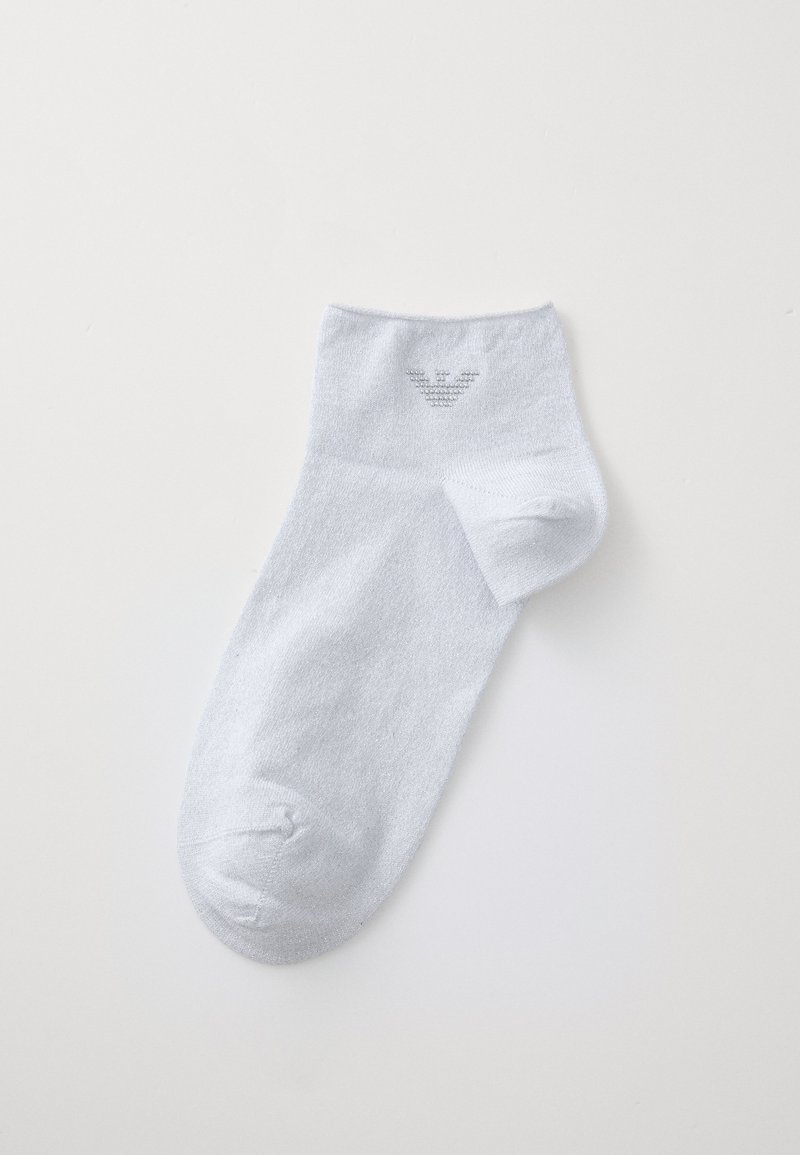 White ankle sock made of soft fabric, featuring a reinforced toe and a small logo pattern near the cuff. Smooth texture and simple design.
