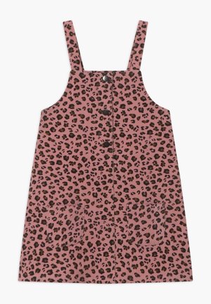 Vestido de pana rosa con estampado de leopardo, que cuenta con dos bolsillos delanteros y tirantes ajustables. Cierre de botones en la parte delantera.