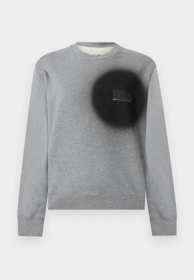 Γκρι φούτερ με στρογγυλή λαιμόκοψη, μακριά μανίκια, ριμπ μανσέτες και τελείωμα, με έναν μαύρο κυκλικό λεκέ με ανεξήγητη ετικέτα στο αριστερό στήθος.