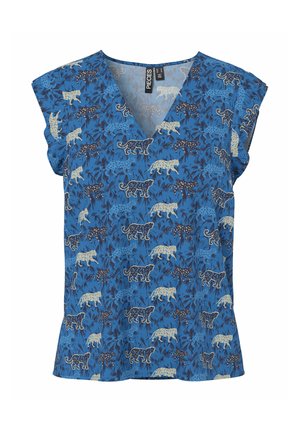 Blusa blu a maniche corte con scollo a V, con un motivo di leopardi di vari colori e dettagli scuri a foglia sullo sfondo.